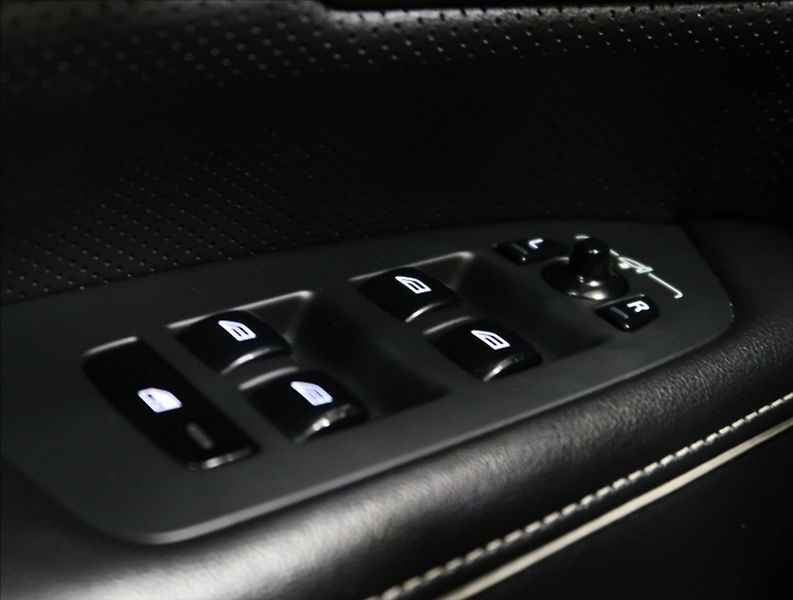 Volvo S90 2,0 T8 TWINENGINE AWD R-DESIGN - fotka 24 z 52