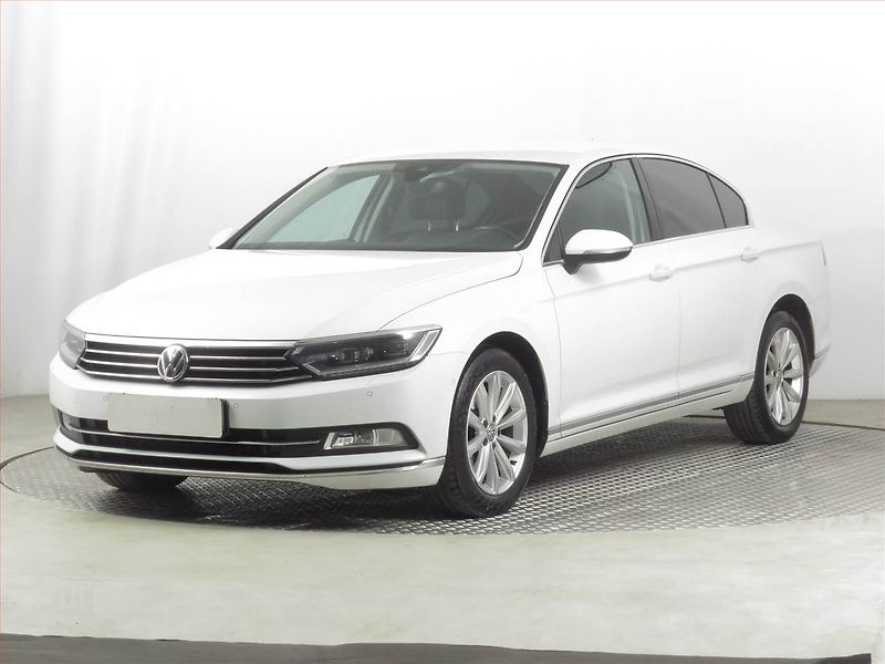 Volkswagen Passat (2017) 2.0 TDI, Automat, Navi - fotka 2 z 22