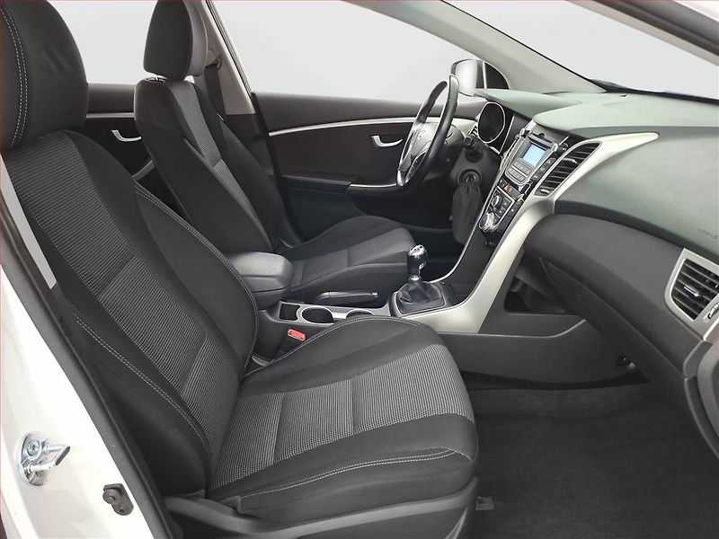 Hyundai i30 (2015) 1.6 MPI, Tempomat - fotka 9 z 17
