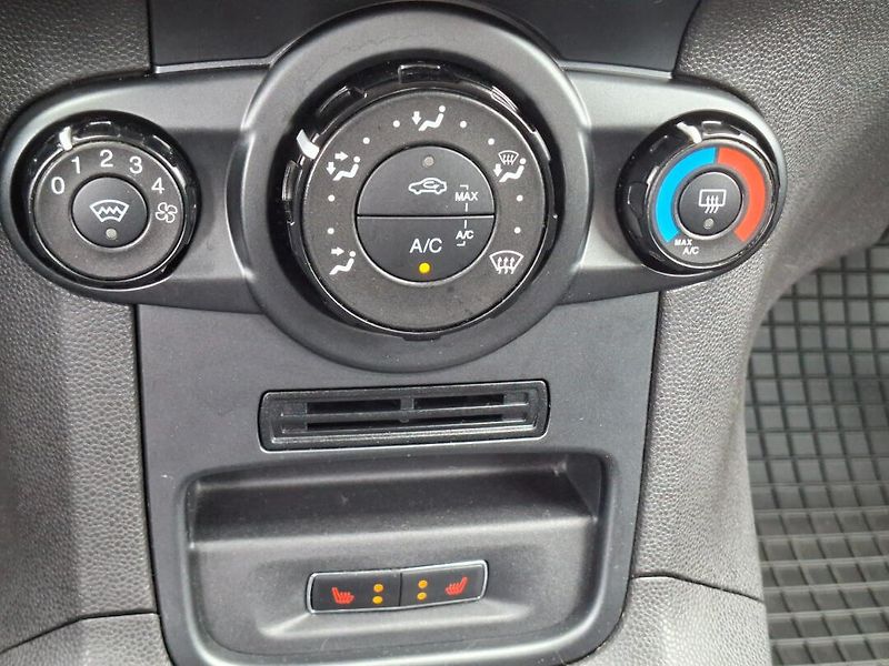 Ford Fiesta (2016) 1.25i 60kW -PARK.KAMERA - fotka 14 z 35
