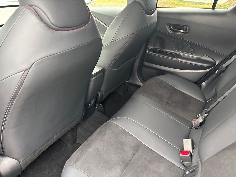 Toyota C-HR 2,0 HEV e-CVT GR Sport - fotka 25 z 29