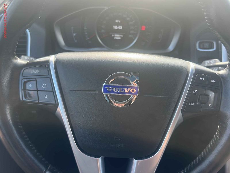 Volvo XC60 (2015) 2.0 D3, 2.maj,ČR, servis - fotka 12 z 23