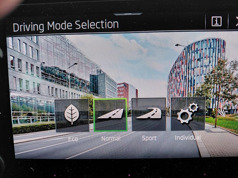 Škoda Karoq (2023) 2.0TDI, DSG, NAVI,driving mode - fotka 15 z 18