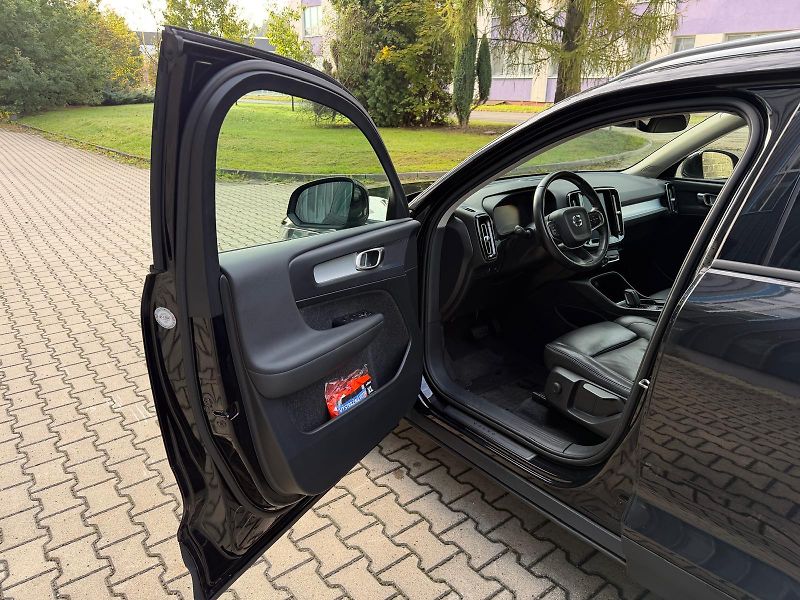 Volvo XC40 2,0 D D4 AWD Momentum - fotka 8 z 33