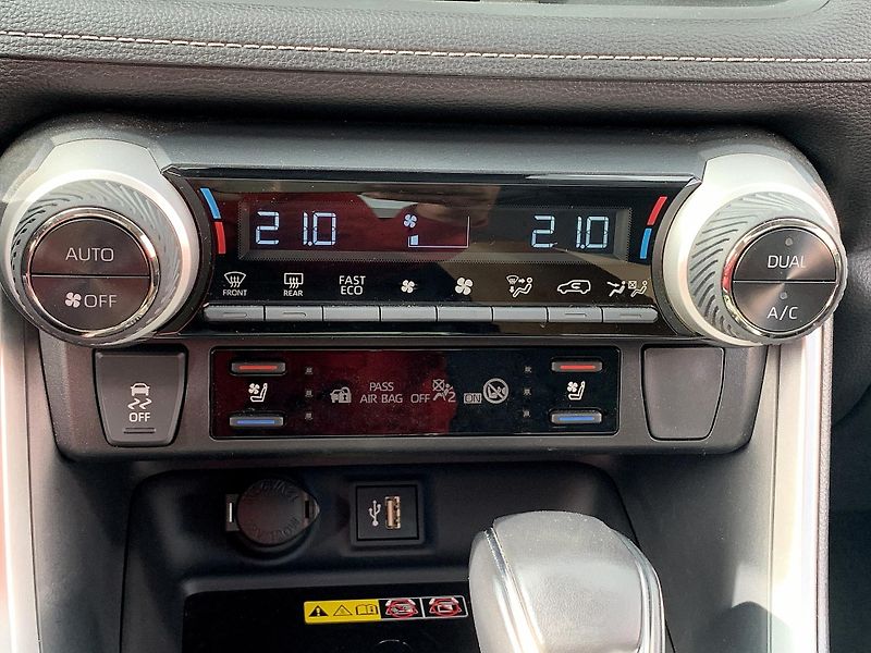 Toyota RAV4 EXECUTIVE SKYVIEW 2.5 HEV 4WD - fotka 24 z 37