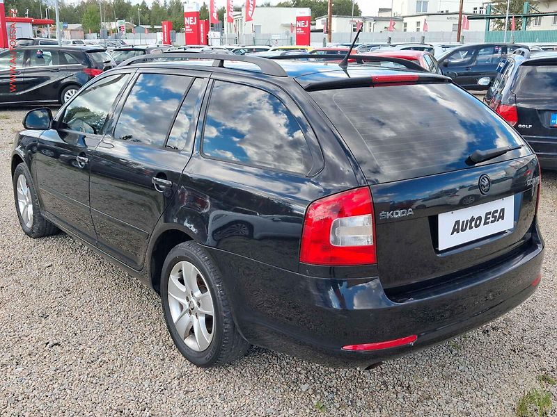 Škoda Octavia (2012) 2.0 TDi, ČR, AC, park.čidla - fotka 6 z 20