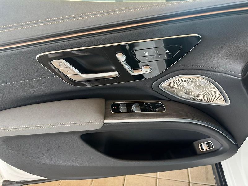 Mercedes-Benz EQS 580 4MATIC - fotka 21 z 23