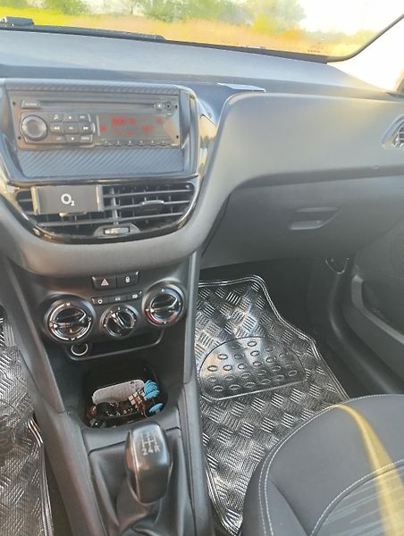 Peugeot 208 (2013) 1.0 benzín 50kw  - fotka 8 z 11
