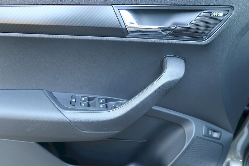 Škoda Karoq (2025) SPORTLINE 1.5 TSI 110 kW DSG - fotka 16 z 29