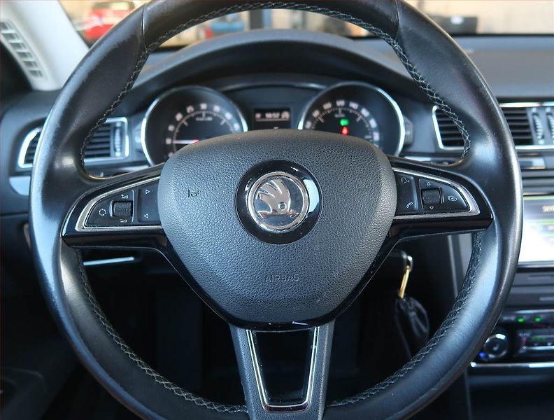 Škoda Superb (2014) 2.0 TDI, Automat, Navi, Xenony - fotka 17 z 21
