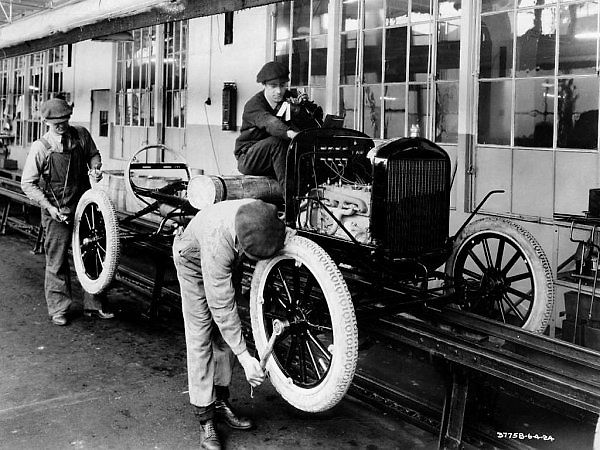 Montážní linka Fordu v roce 1924.