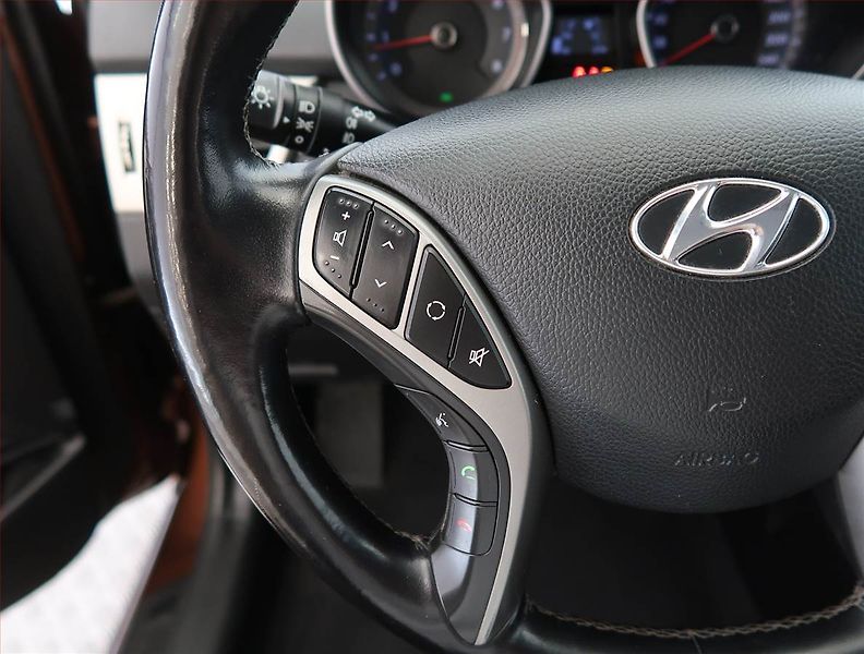 Hyundai i30 (2014) 1.4 CVVT, Tempomat - fotka 15 z 17