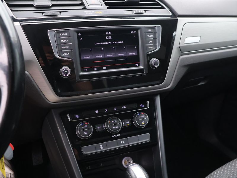 Volkswagen Touran 1,6 TDI 81kW DSG 7-Míst Tažné - fotka 18 z 29