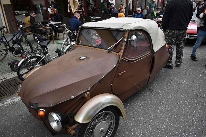Tradiční sraz autoveteránistů na náměstí T. G. Masaryka v Prostějově. 18. května 2025