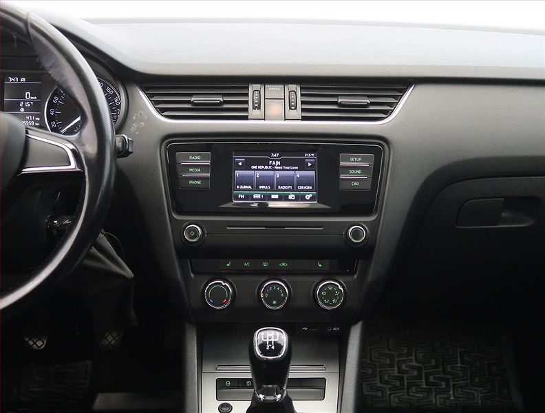Škoda Octavia (2017) 1.6 TDI, Tempomat - fotka 12 z 17