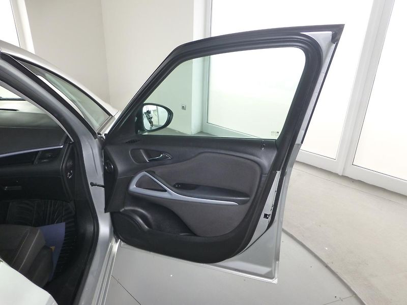 Opel Zafira (2012) 2,0CDTI-121KW*VYHŘ.SED***7MÍST - fotka 17 z 23