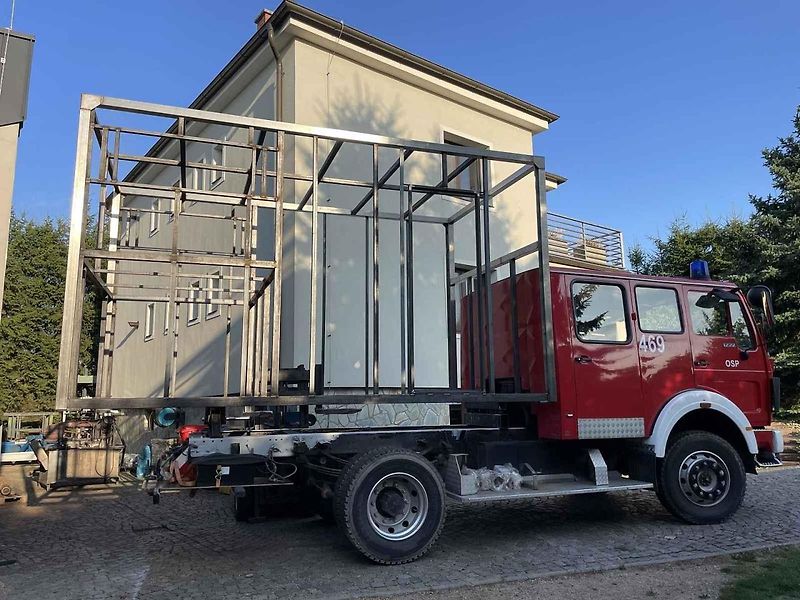 Zatímco většina lidí řeší hypotéky, dětské pokoje a kuchyňské linky, Matěj Straník zvolil jiný život.