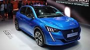 Peugeot 208 při premiéře v Ženevě ukázal naráz běžnou i elektrickou verzi