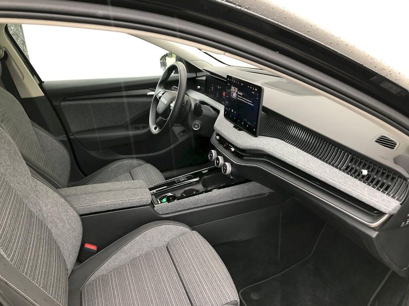 Škoda Superb (2025) COMBI SELEC TD 110/2.0 A7F - fotka 14 z 29
