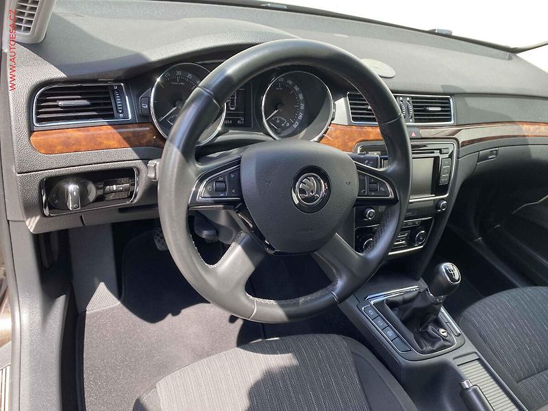 Škoda Superb (2015) 2.0TDi, ČR, AC, bixen, park - fotka 14 z 19