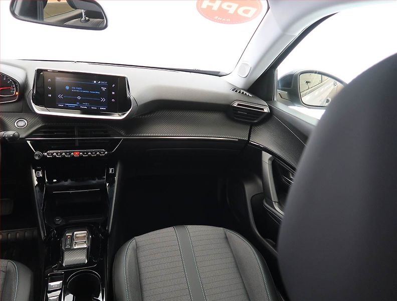 Peugeot 2008 (2022) Allure 1.2 PureTech, Automat - fotka 8 z 25