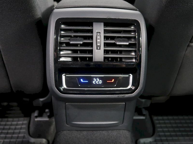 Volkswagen Passat (2024) BUSINESS 1.5TSI EVO DSG - fotka 35 z 36