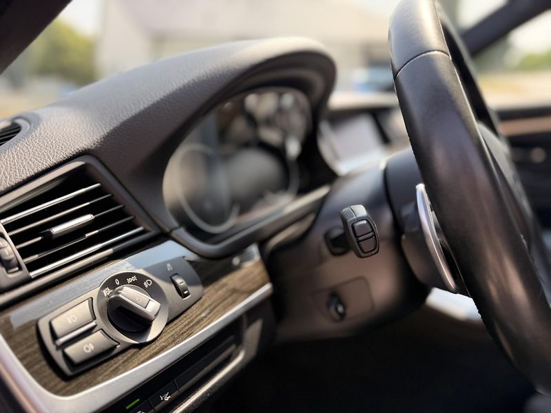 BMW Řada 5 (2015) 530d, 190kW, M-paket, xDrive - fotka 11 z 31