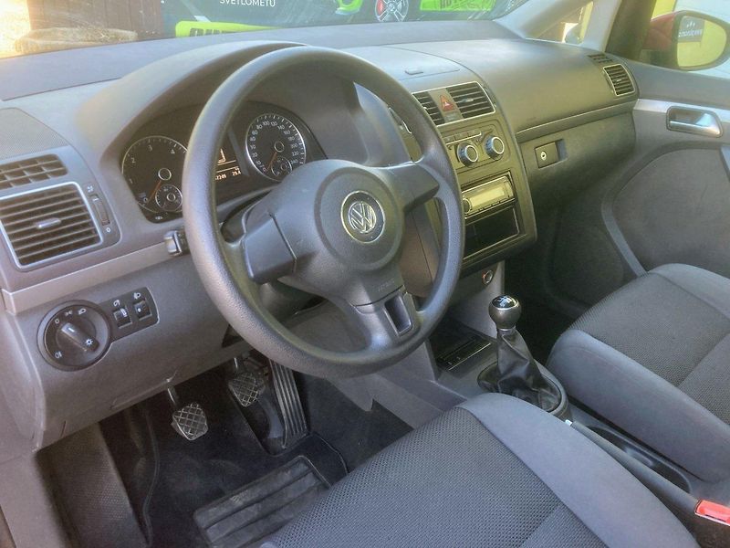 Volkswagen Touran 1,6TDi (77kW)*STK DO 5/2028* - fotka 11 z 18