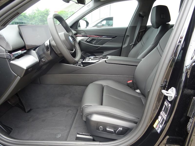 BMW i5 xDrive 40 - fotka 2 z 7