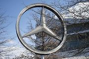 Hvězda Mercedes z věže stuttgartského hlavního nádraží je po dobu rekonstrukce a modernizace nádražní budovy projektované Paulem Bonatzem, tedy až do roku 2025, hostem u Muzea Mercedes-Benz.