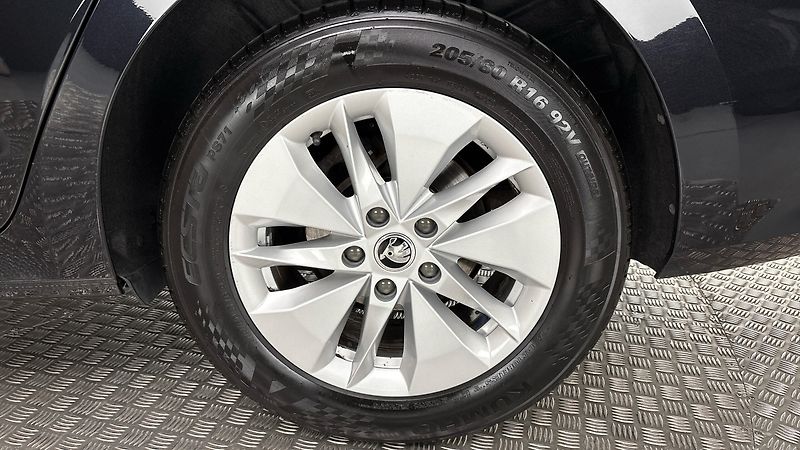 Škoda Octavia 2.0 TDI Ambition Combi - fotka 19 z 23