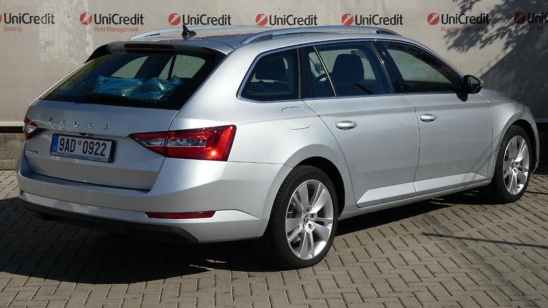 Škoda Superb Combi 2,0 TDI DSG Style - fotka 3 z 25