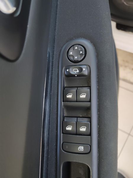 Peugeot 5008 (2016) 1.6 BlueHDi 88kW Allure - fotka 17 z 22