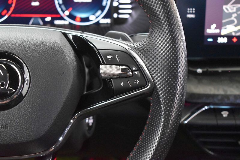 Škoda Octavia RS 2.0 TSI 225kW 2xKOLA*DPH*ČR - fotka 17 z 44
