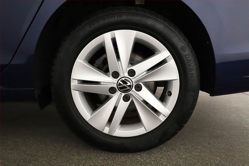 Volkswagen Golf (2023) Life 1.5 eTSI - fotka 15 z 15
