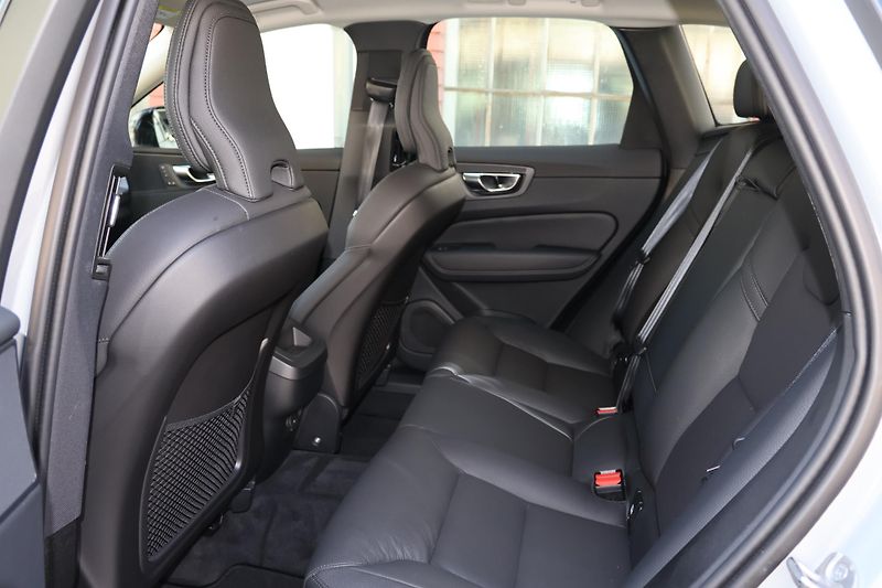 Volvo XC60 (2025) Plus, B5 AWD Mild hybrid - fotka 8 z 21