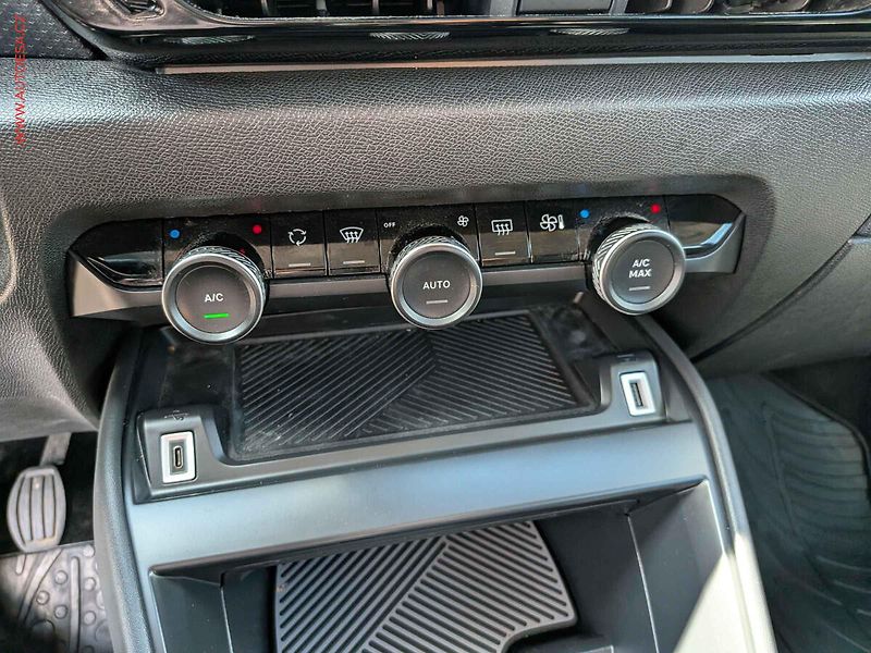 Citroën C4 (2021) 1.2 PT, 1.maj,ČR, LED - fotka 17 z 18