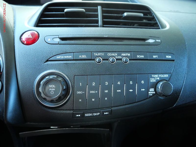 Honda Civic (2010) 1.8 i-VTEC, AC, park.čidla - fotka 18 z 20