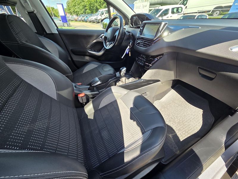 Peugeot 2008 (2018) 1.2 PT 110 ALLURE MAN5 - fotka 12 z 28