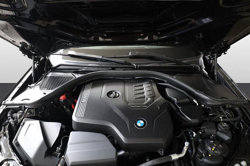 BMW Řada 3 330i xDrive Touring - fotka 12 z 24