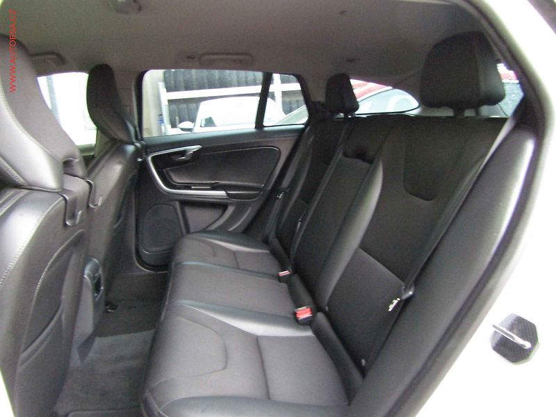 Volvo V60 (2017) 2.0 T5 4x4, ČR, Cross - fotka 10 z 18