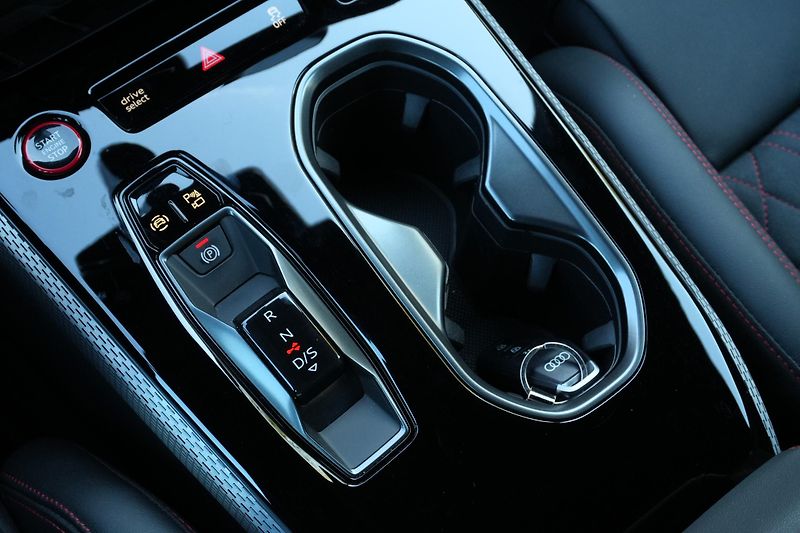 Audi A6 Avant 220 kW, ČR, S-Line, Tažné - fotka 15 z 37
