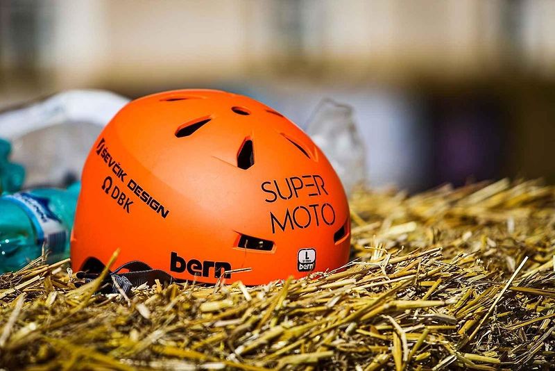 Na unikátní závody supermotardů a čtyřkolek se o víkendu do Moravského Krumlova dorazilo podívat přes tři a půl tisíce diváků.