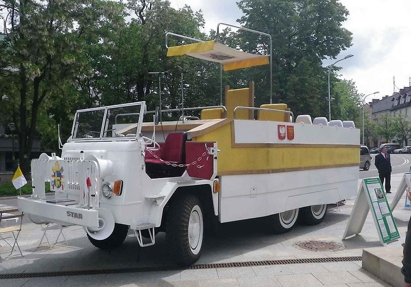 Na konci roku převzal papež Lev XIV nové elektrické BMW.