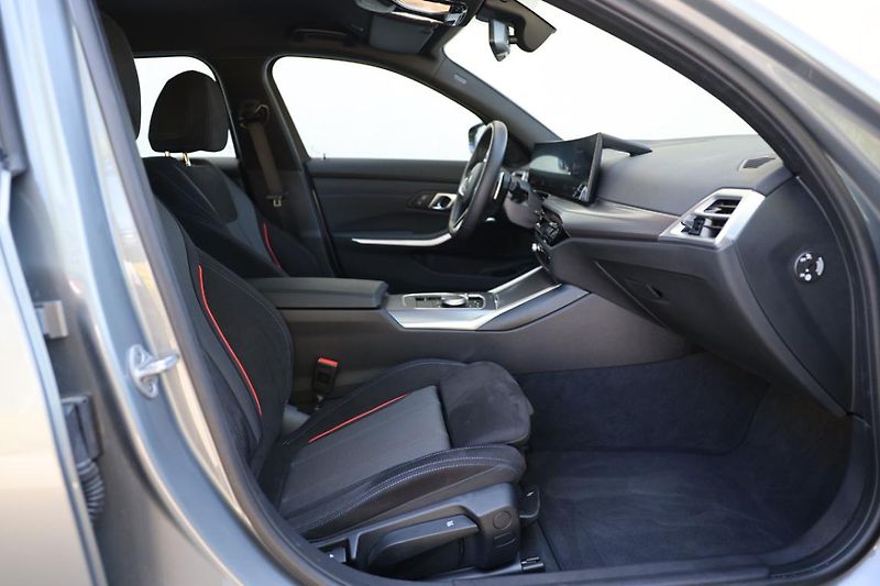 BMW Řada 3 330i xDrive Touring - fotka 19 z 22