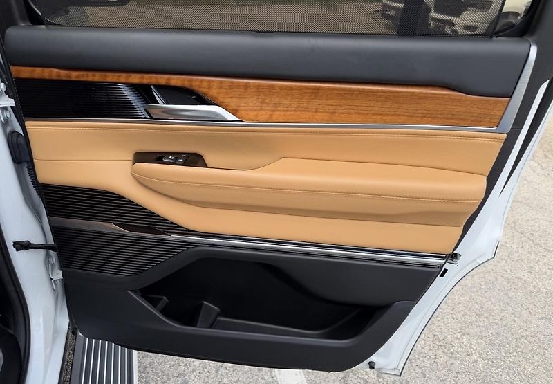 Jeep Grand Wagoneer (2022) + SERIES III + DPH + FULL + - fotka 14 z 36