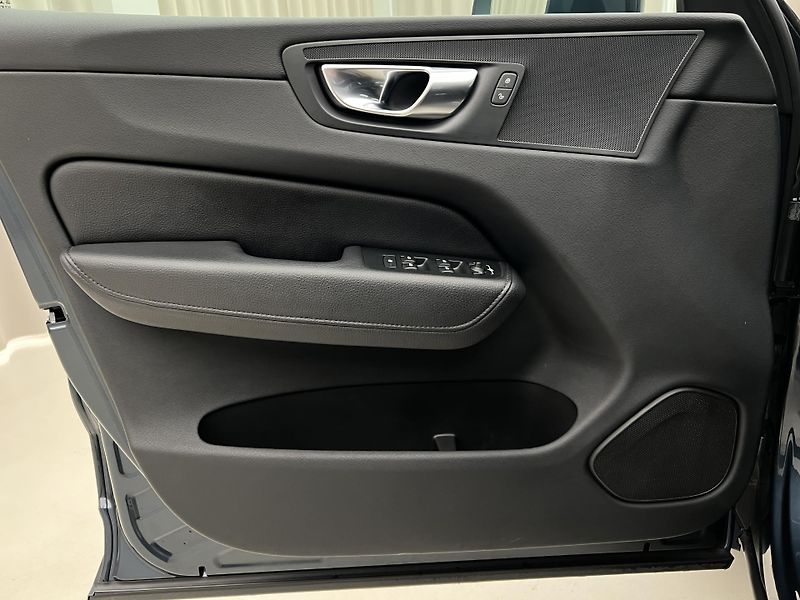 Volvo XC60 B4 AWD MOMENTUM PRO AUT - fotka 7 z 40