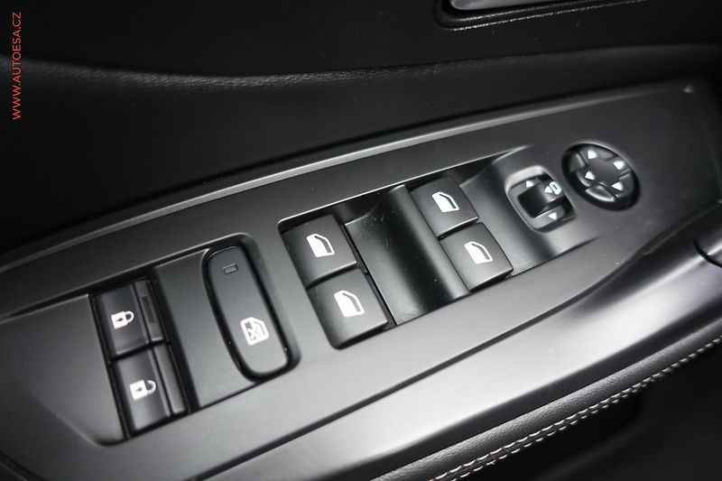Peugeot 308 (2022) 1.2PT, ČR, Allure, LED - fotka 14 z 21