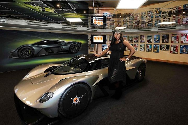 Aston Martin Valkyrie se Serenou Williams.