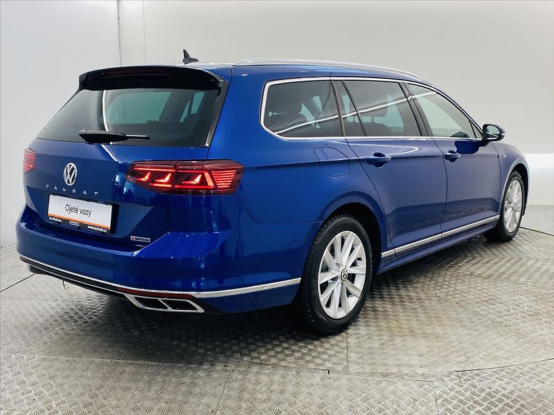 Volkswagen Passat 2,0 TDI DSG 4MOT 140 kW R-line - fotka 2 z 28